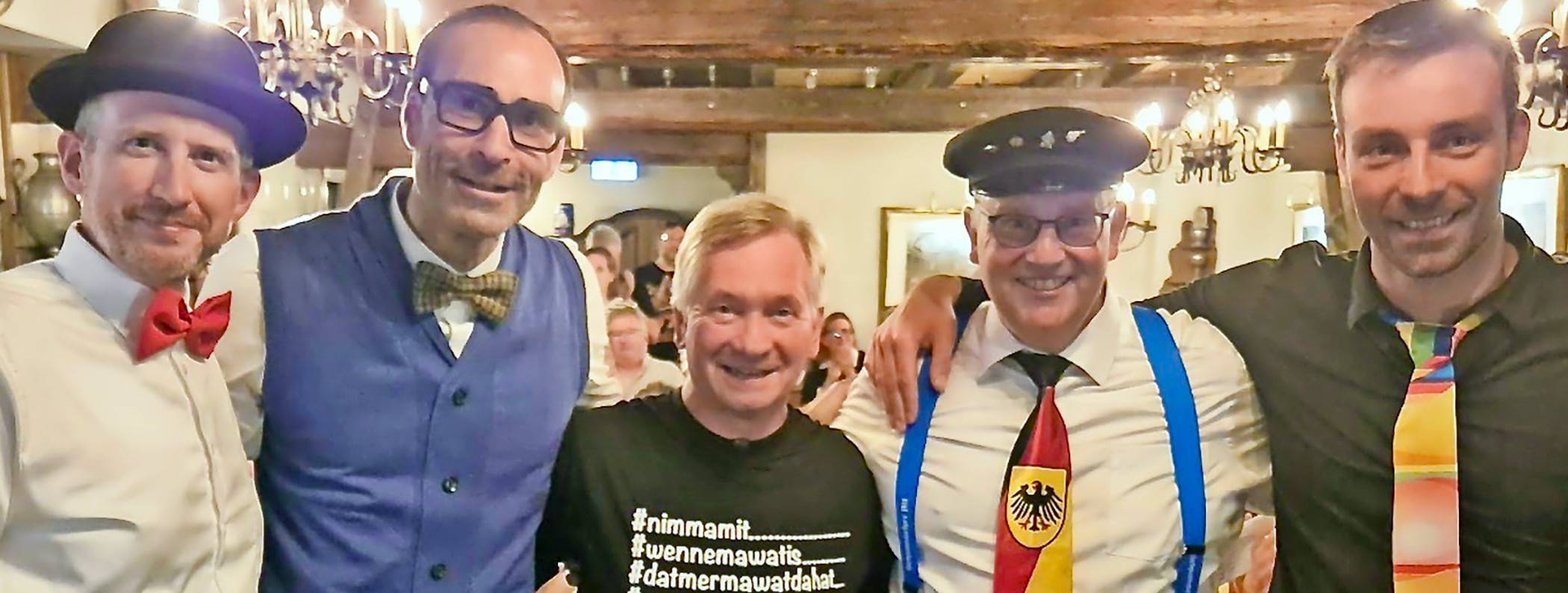 „Warmlachen“-Moderator und „Coach“ Jürgen Hilgers (m.)