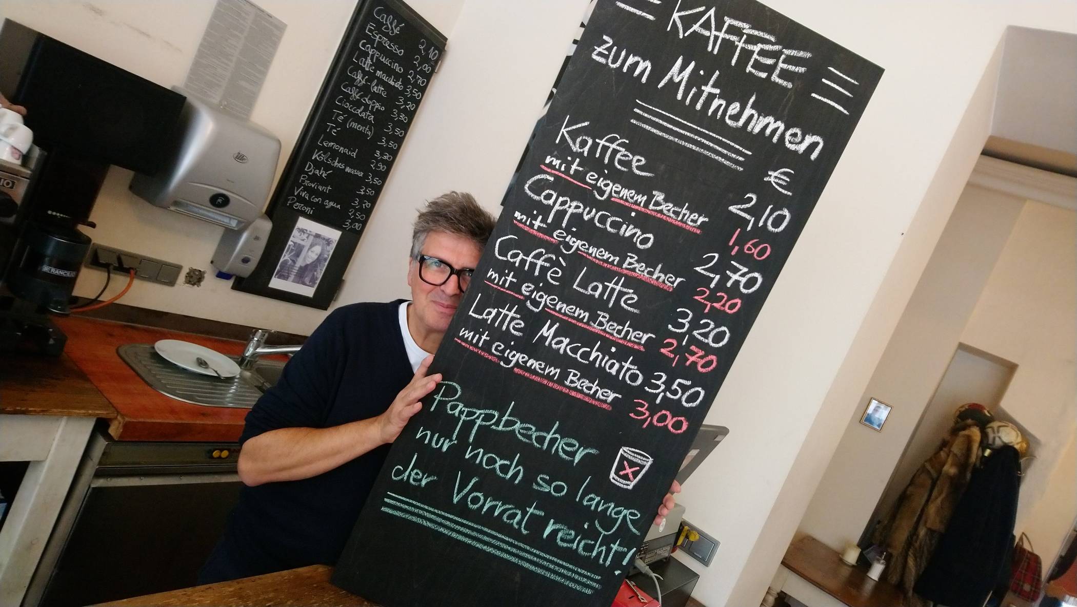  Mario Santoro Comune betreibt das Caffè Enuma an der Brunnenstraße in Bilk. Eilige können ihren Kaffee von dort nach wie vor auch mitnehmen, doch zukünftig nicht mehr in Einwegbechern.  