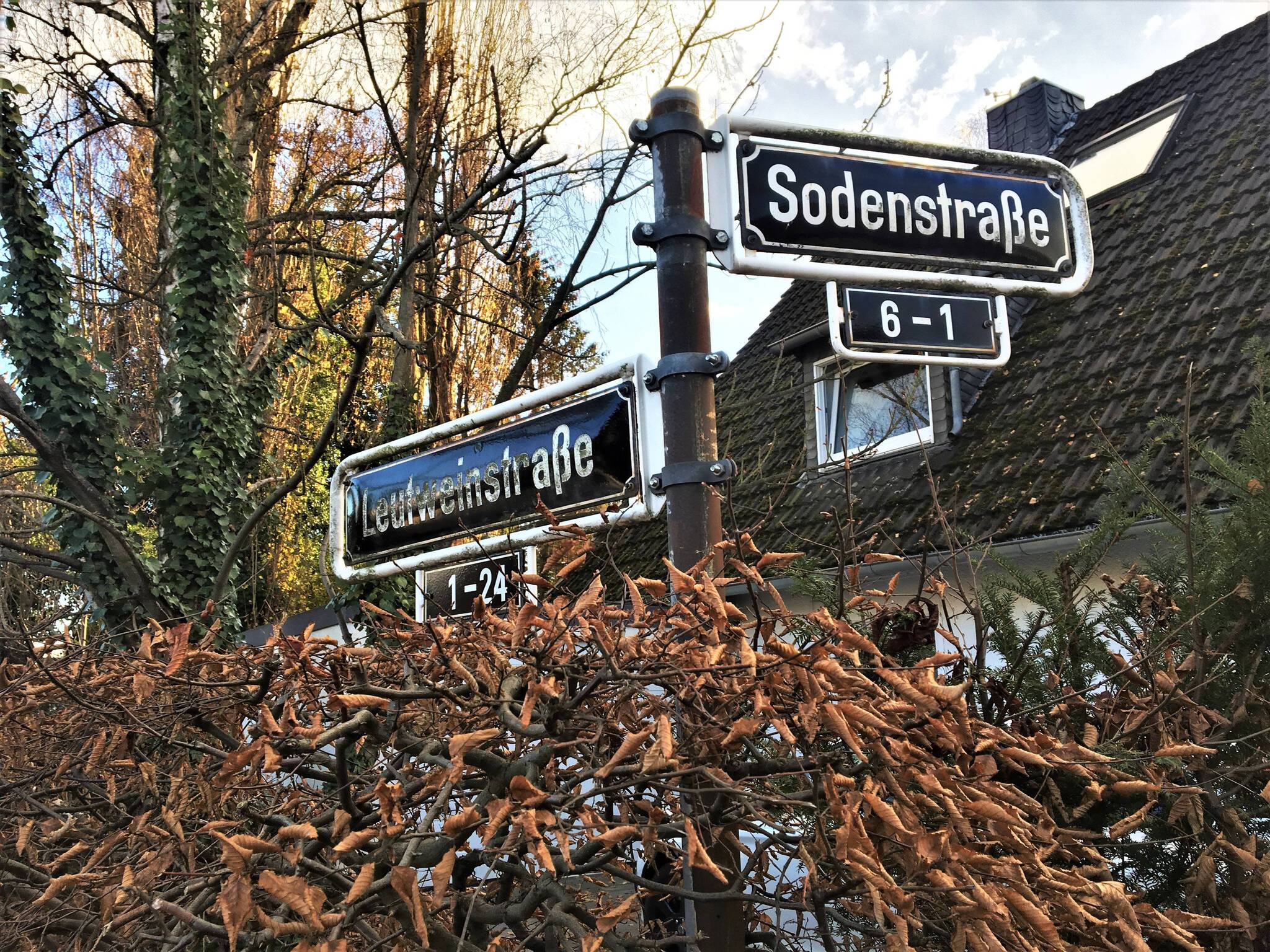  Auch der Name Leutweinstraße in Urdenbach, benannt nach dem 1921 gestorbenen Kolonialpolitiker Theodor Leutwein, sollte nach Einschätzung der Prüfungskommission weichen. 